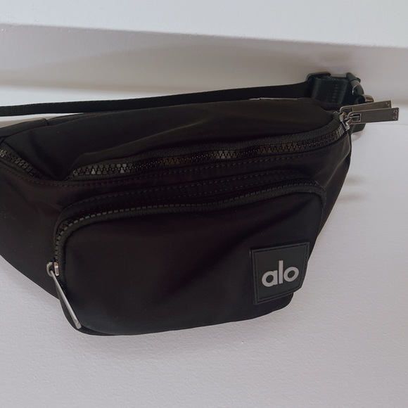 NWOT Alo Explorer Fanny Pack in Black - Picture 5 of 9